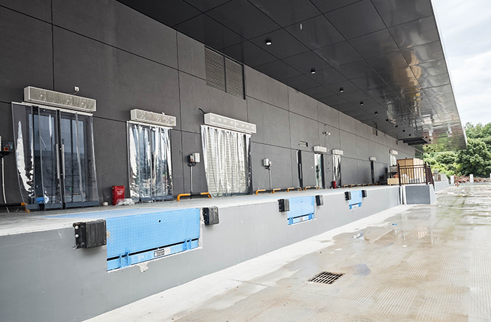 hydraulic dock levelers