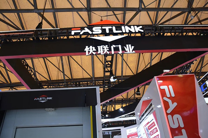 فازت شركة Fastlink Door بجائزة العلامة التجارية الرائدة في مجال الأبواب الصناعية اللوجستية لعام 2025